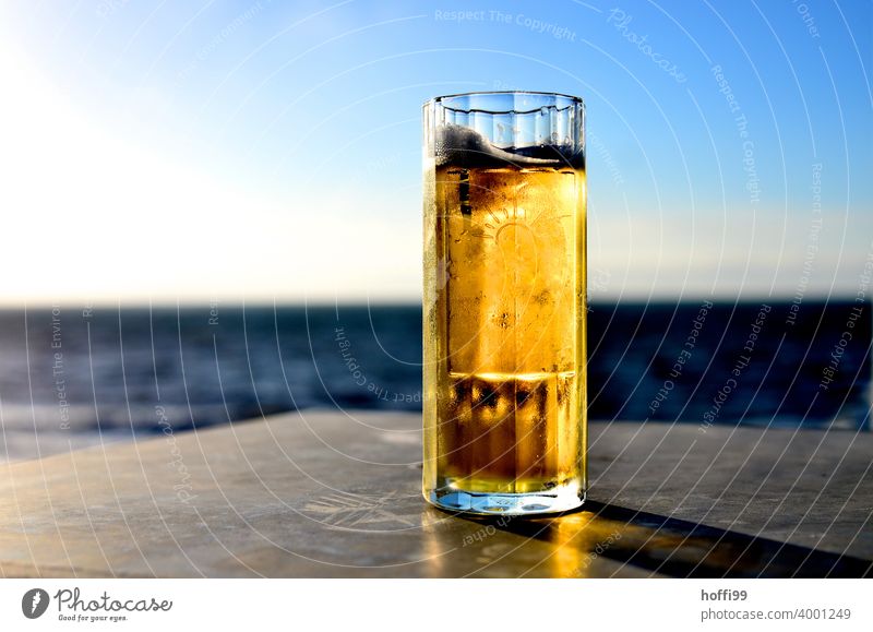 Bier im Glas bei Sonnenuntergang am Meer Bierschaum Bierkrug Durst Bierglas Licht Feierabend Feierabendbier trinken Getränk Alkohol Alkoholsucht
