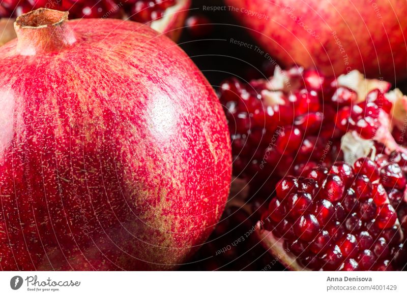Reifer offener Granatapfel Hintergrund Frucht reif rot Gesundheit Lebensmittel organisch Vegetarier Samen saftig frisch Hälfte süß roh Natur hölzern Raum