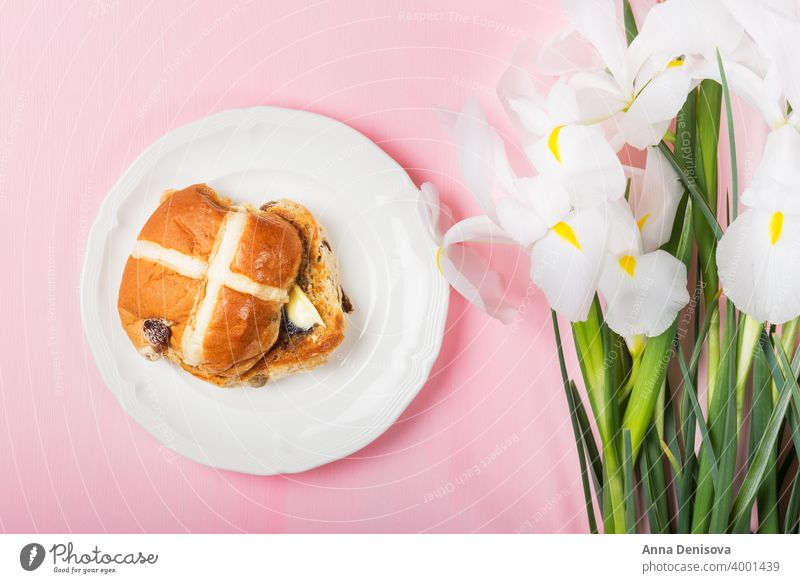 Osterfrühstück mit warmen Brötchen heiß durchkreuzen Ostern Brot Butter Lebensmittel traditionell süß Blume Regenbogenhaut frisch weiß Feiertag hölzern Kuchen