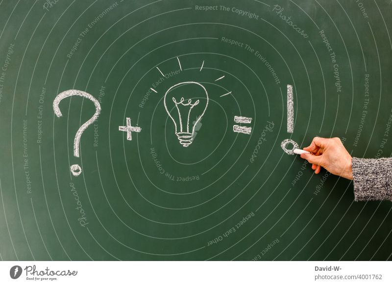 Konzept - Frage / Lösung / Antwort auf einer Tafel dargestellt Erfolg Lösungsweg Idee Einfall Glühbirne kreativ Bildung Kreide Zeichnung Mann Hand Inspiration