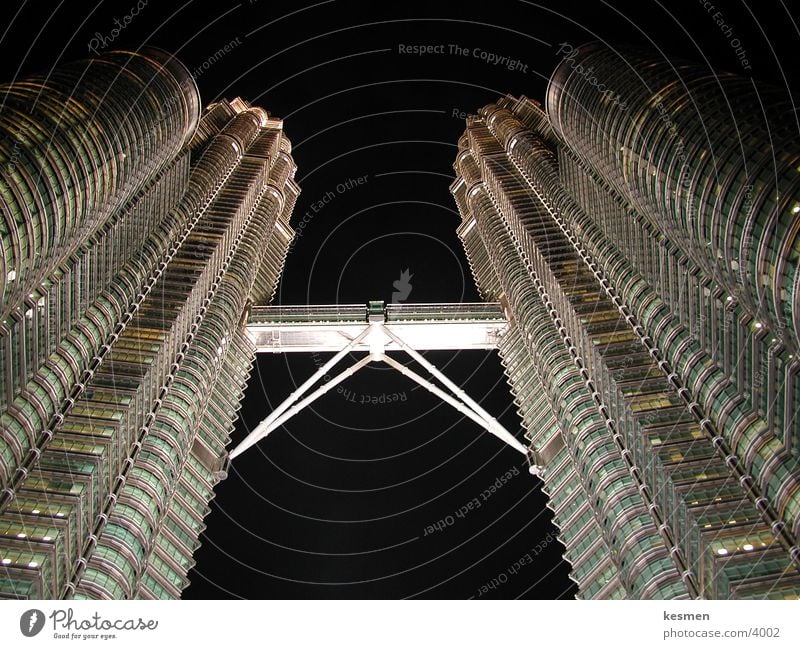twin towers :: kuala lumpur Kuala Lumpur Architektur Futurismus Nacht Nachtaufnahme Froschperspektive Stahlkonstruktion aufwärts himmelwärts vertikal