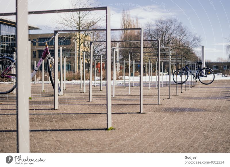 Fahrradständer auf einem öffentlichen Platz mit zwei Fahrrädern Fahrradfahren Außenaufnahme parken Menschenleer Verkehrsmittel Farbfoto Stadt Tag Mobilität