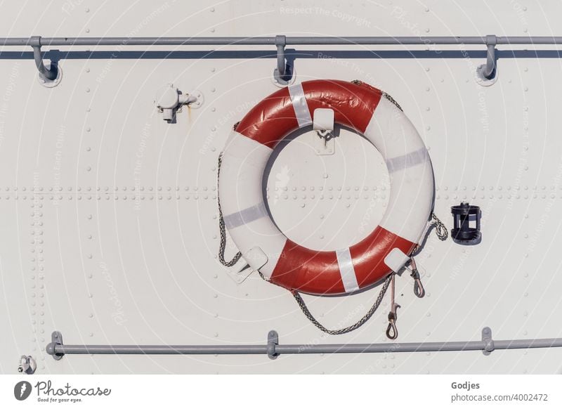 Rettungsring auf weißem Metall an der Bordwand retten Schifffahrt Farbfoto Außenaufnahme Menschenleer Sicherheit Wasser Meer Tag Wasserfahrzeug rot Bootsfahrt