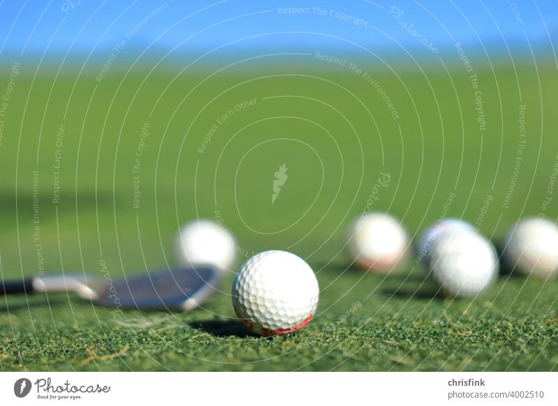 Golfbälle und Schläger auf Drivingrange golf ball golfball drivingrange sport freizeit urlaub reichtum Freizeit & Hobby Minigolf snob umwelt natur green loch