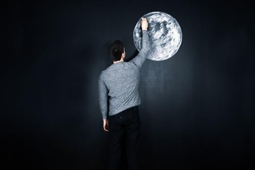 Kunst - Mann malt einen Mond an die Wand Vollmond Kreativität malen zeichnen Kreide Tafel Romantik vorstellungskraft fantasiewelt Nacht talentiert Talent