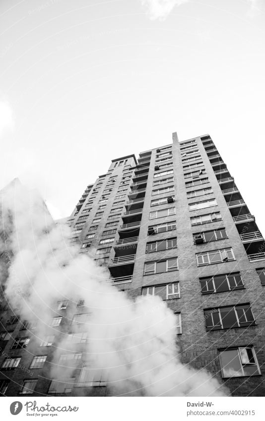 Hochhaus und Dampf der in den Himmel aufsteig Qualm Großstadt New York City USA Brand brennen Feuer Umweltverschmutzung Smog Verschmutzung