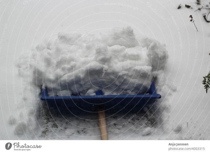 Eine blaue Schneeschaufel mit geschobenem Schnee abschließen weiß Winter Schnee schieben außerhalb im Freien Seitenweg Kehren Schneefall Arbeit Winterdienst
