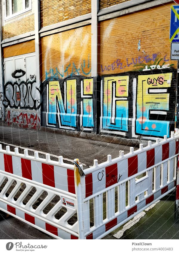 Baustelle mit einer Wand mit Graffiti Gerüst Fassade Baugerüst Renovieren Modernisierung Strukturen & Formen Buchstaben Sanieren Straßenkunst Bauwerk