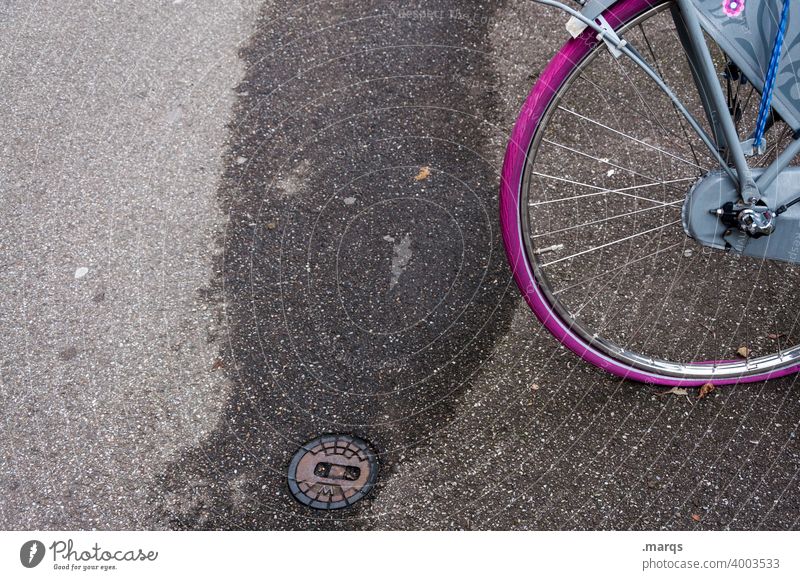 Lila Fahrradreifen, platt Rad Verkehrsmittel Reifen lila Speichen violett Mobilität Fahrradfahren radfahrer Asphalt