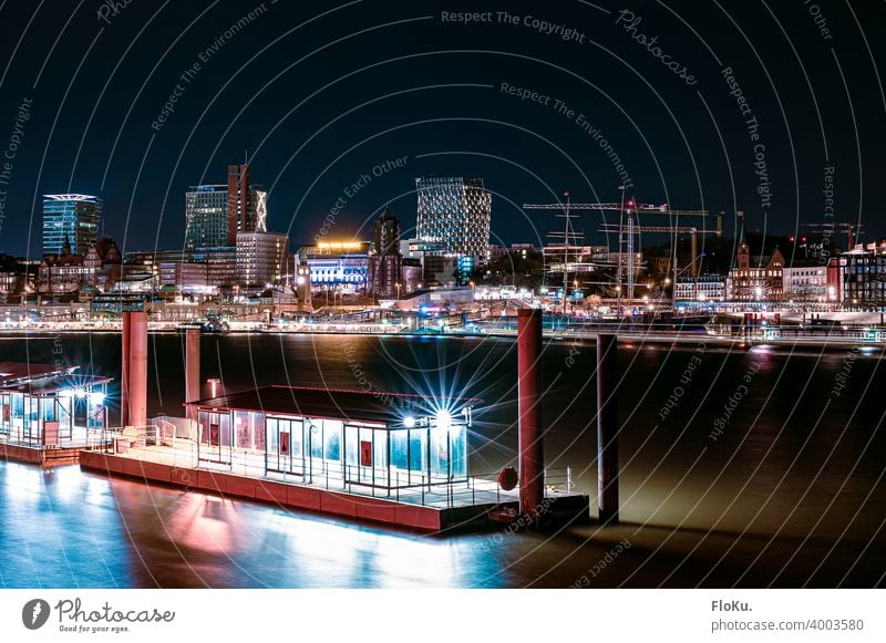 Blick auf die St. Pauli Landungsbrücken bei Nacht Hamburg Hafen Wasserfahrzeug Elbe Fluss Schifffahrt Hamburger Hafen Hafenstadt Wirtschaft Stadt blau Verkehr