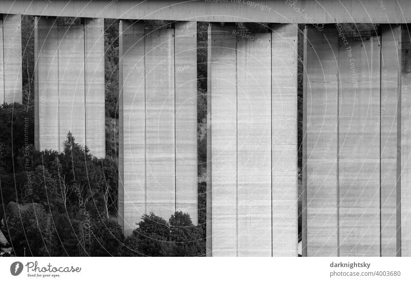 Pfeiler und Unterbau einer Brücke aus Beton im Siegtal Oberbau Ingenieurwesen senkrecht Landschaft elegant wuchtig monströs robust stabil labil hoch Höhe