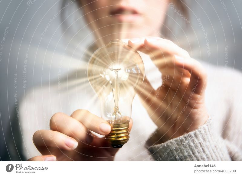 Weibliche Hand hält eine leuchtende Glühbirne, große Idee, Innovation und Inspiration, Business-Konzept Hintergrund Licht Knolle Energie Lampe hell Elektrizität