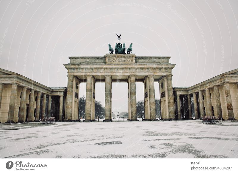 Leerstand | Brandenburger Tor und Pariser Platz im Schnee ohne Menschen Menschenleer Winter ungewöhnlich Leere stille Wahrzeichen Sehenswürdigkeit Berlin