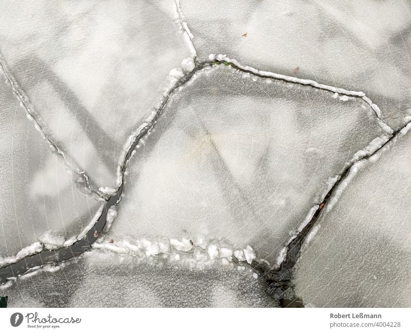 Nahaufnahme von Eisschollen auf einem See, bei eisigen Temperaturen gefroren Meer Frost Scheibe Scholle eingefroren Eiskristalle Hintergrund abstrakt Winter