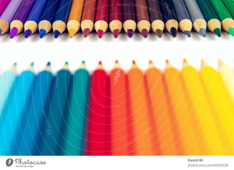 Buntstifte ergeben ein Muster mit Textfreiraum in der Mitte Platzhalter malen Kunst Kreativität Stifte mehrfarbig Schule