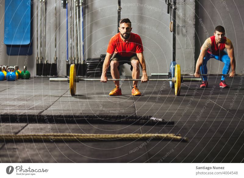 Kaukasische Männer heben Hanteln. Crossfit Funktionstraining Fitnessstudio Gesundheit Sport Training Übung Lifestyle passen Erwachsener Vitalität