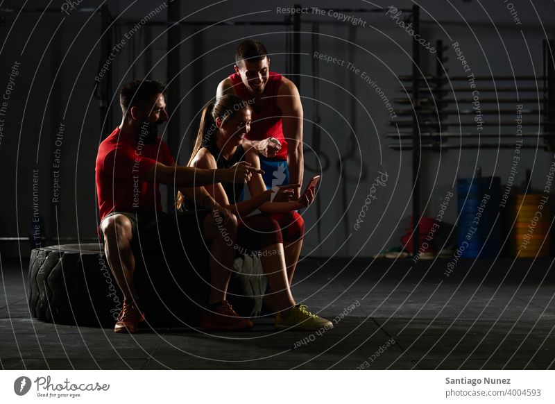 Menschen, die im Fitnessstudio etwas auf dem Smartphone anschauen. Crossfit Funktionstraining Sport Training Übung Lifestyle Gesundheit passen Erwachsener