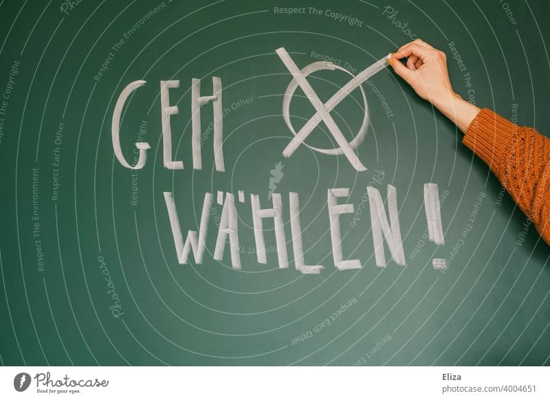 Aufforderung "Geh wählen!" auf eine Tafel geschrieben. Hand macht ein Kreuz. Bundestagswahlen. Wahlen Demokratie Abstimmung Politik Wahlkampf Stimmabgabe