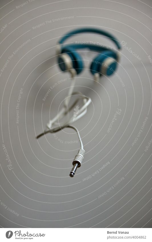 Overear Klinke Kopfhörer audio Headset Unschärfe Kabel Anschluss Musik hängen unterhaltung weiß blau Decke Bokeh Ruhe retro Bügel analog altmodisch 70er Jahre