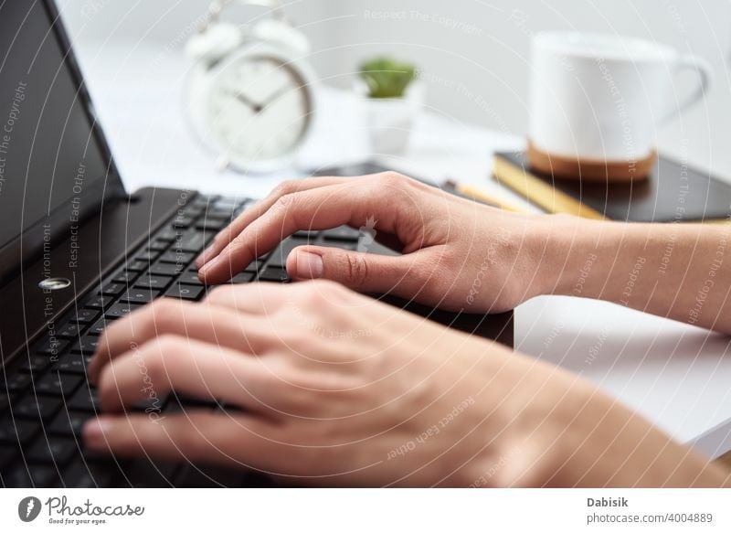 Freiberuflerin arbeitet mit Laptop im Home Office. Online Job und Remote Arbeit freiberuflich Frau Business Notebook Computer Idee Unternehmen kreativ online