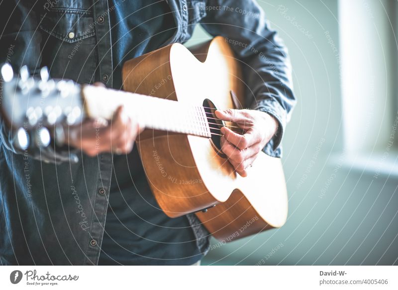 Mann spielt eine Gitarre Musik Musiker Musikinstrument Kultur lernen üben Spaß hobby Hobbys Hand Finger musizieren