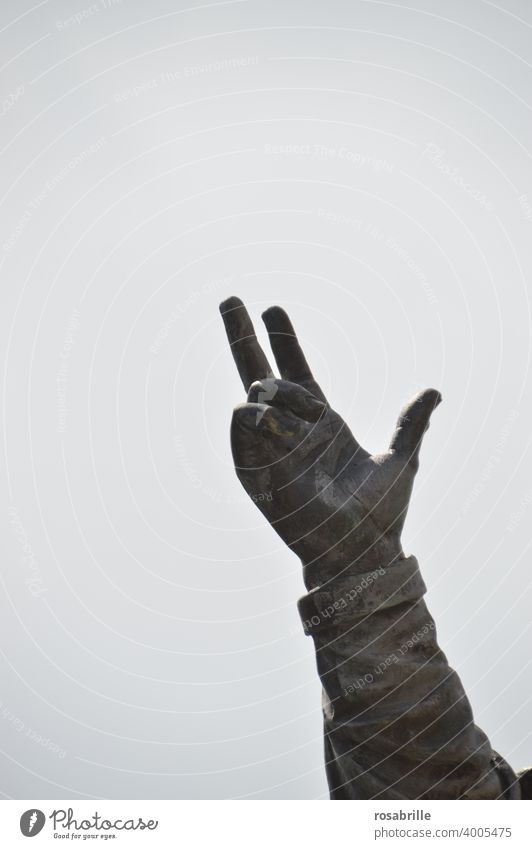 Hand einer Statue zeigt in den Himmel | Zeitgeschichte Gebärdensprache geste Zeichen gestikulieren Kommunizieren Richtung Zeigefinger Finger Teil Arm Freifläche