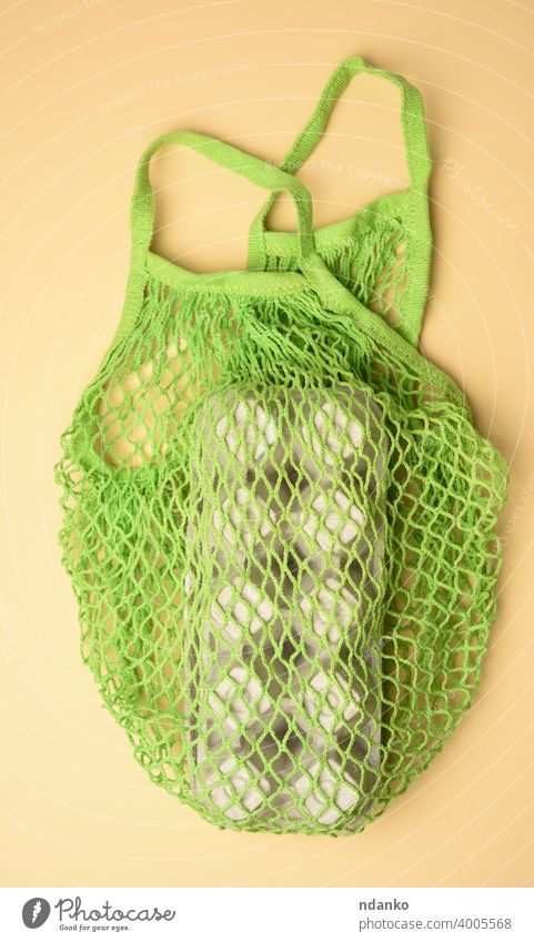 wiederverwendbare grüne Textil-Einkaufstasche mit Eierkartons auf grünem Hintergrund Netzbeutel natürlich niemand organisch Paket Papier wiederverwerten