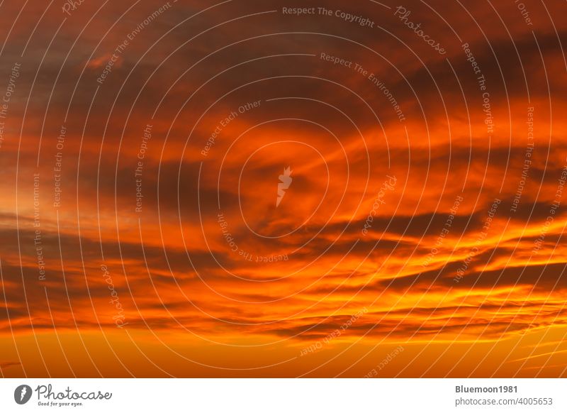 Dramatische bewölkten Himmel mit kräftigen Farben am frühen Morgen Zeit Hintergrund Schönheit Wolken Sonnenaufgang Sonnenuntergang wolkig kräftige Farbe