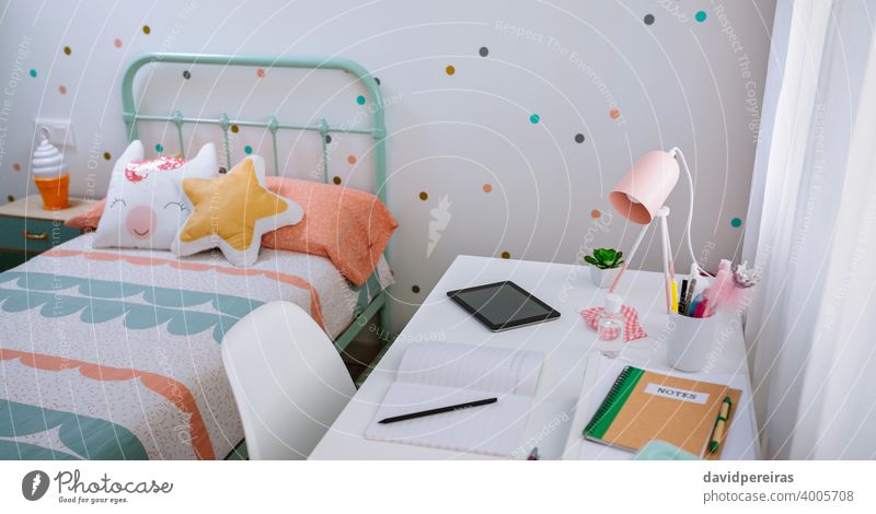 Mädchenzimmer in Pastellfarben dekoriert Bett Schreibtisch Dekoration & Verzierung niemand mint rosa Polka-Punkte Schlafzimmer Innenbereich Möbel Design modern
