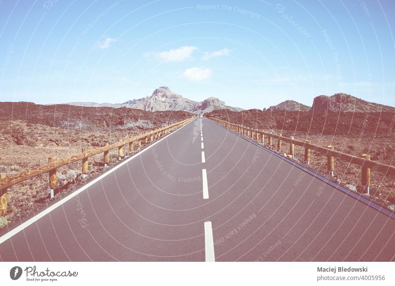 Retro getöntes Bild einer Straße mit vulkanischer Landschaft im Teide Nationalpark, Teneriffa, Spanien. Autobahn Ausflug Reise Abenteuer Autoreise retro Vulkan