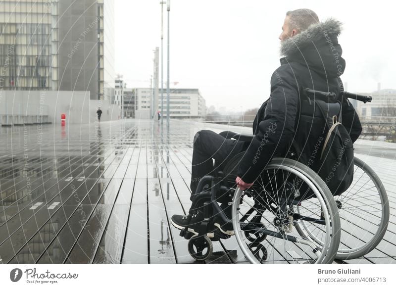 Konzept einer behinderten Person. Ein Mann in einem Rollstuhl draußen auf der Straße. medizinisch deaktiviert querschnittsgelähmt Behinderung Gerät Behinderte