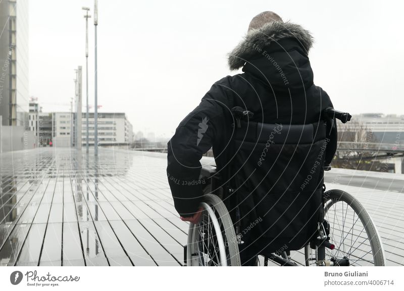 Konzept der behinderten Person. Mann in einem Rollstuhl draußen auf der Straße. deaktiviert querschnittsgelähmt Behinderung Gerät Behinderte Transport Mobilität