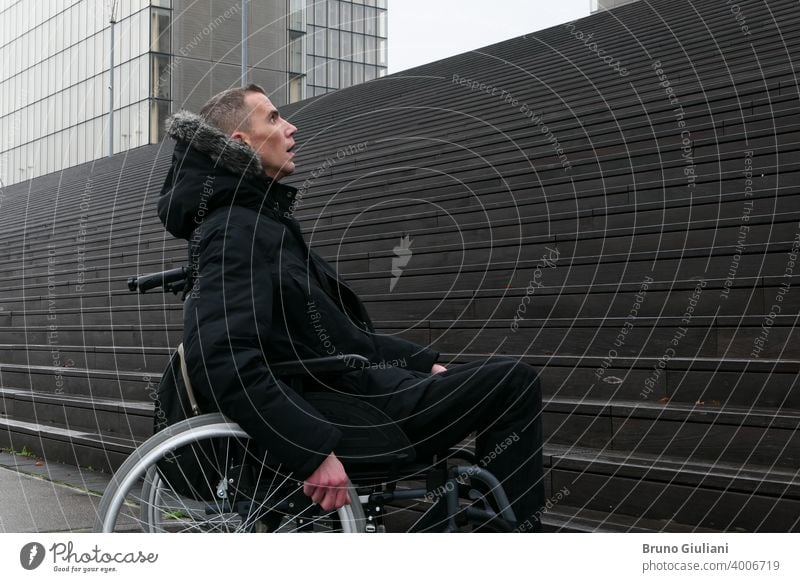 Konzept der behinderten Person. Mann in einem Rollstuhl draußen auf der Straße vor einer Treppe. deaktiviert Behinderung Handicap Behinderte Schwierigkeit Gerät