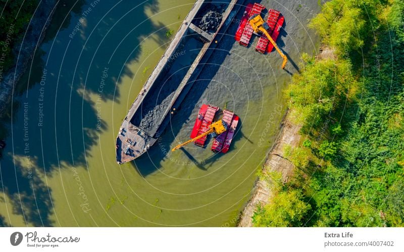 Luftaufnahme des Flusses, der Kanal wird von Baggern ausgebaggert oben Aktivität Antenne Baggerlader Lastkahn Boot Eimer Gebühr Tiefbau Sauberkeit Graben