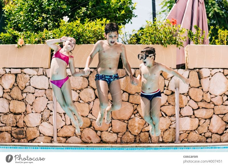 Drei Kinder springen in einen Pool Aktion aktiv blau Kindheit spielende Kinder Kinder-Urlaube Textfreiraum niedlich Sinkflug Genuss Familie Freunde Spaß Mädchen