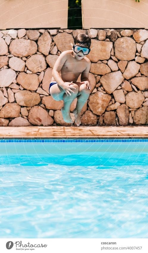 Kleines Kind springt in einen Pool aktiv Aktivität bezaubernd blau Junge hell heiter Kindheit niedlich energetisch Spaß Mädchen Brille gutaussehend Fröhlichkeit