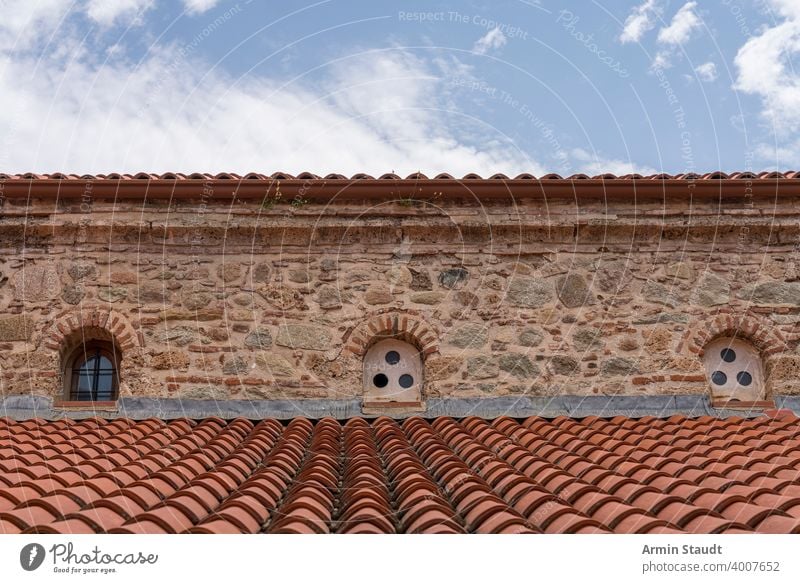 das Dach eines alten Klosters, Griechenland Cloud antik Architektur Gebäude Kapelle Kirche Europa Fassade mediterran Naturstein rot Holzschindel Himmel klein