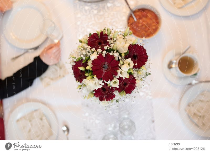 Brautstrauß / Blumenstrauß auf festlicher Kaffeetafel von oben gedeckter Tisch Hochzeit Geburtstag Muttertag Dekoration & Verzierung Stil Liebe Design