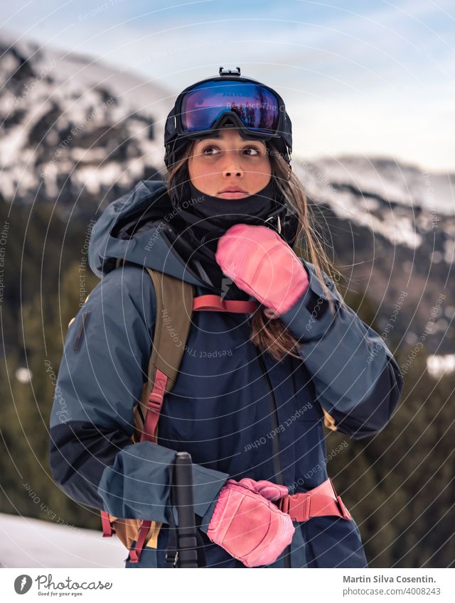 Junge Skifahrerin mit ihren Off-Piste-Skiern im Winter an einem sonnigen Tag Aktion aktiv Beweglichkeit Air Bekleidung kalt konkurrierend Konkurrenz cool