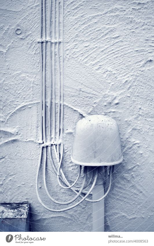 der Datenkrake Kabel Leitungen über Putz Aufputzverlegung Elektroinstallation Außenwand Hauswand Aufputzinstallation Kabelkrake Stromleitung Aufputzkappe