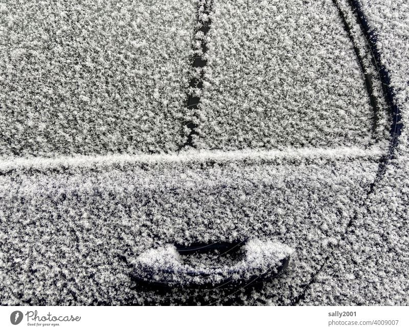 wer hat mein Auto mit Puderzucker bestreut...? Autotür Türgriff Winter Schnee überzuckert kalt Eis PKW Frost Autofenster weiß frieren schneien verschneit fein