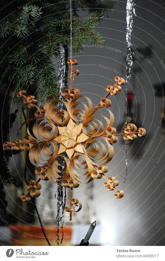 Traditioneller handgefertigter Weihnachtsschmuck aus Stroh Strohstern Weihnachtsbaum Saison Dekor dekorativ golden Muster Ornament Weihnachten & Advent Winter