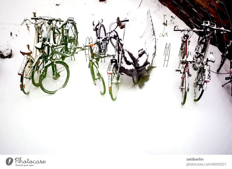 Fahrradständer im Winter eis frost kalt neuschnee schneedecke winter winterferien fahrrad fahrradständer fahrradstand parken parkplatz eingeschneit wohnen