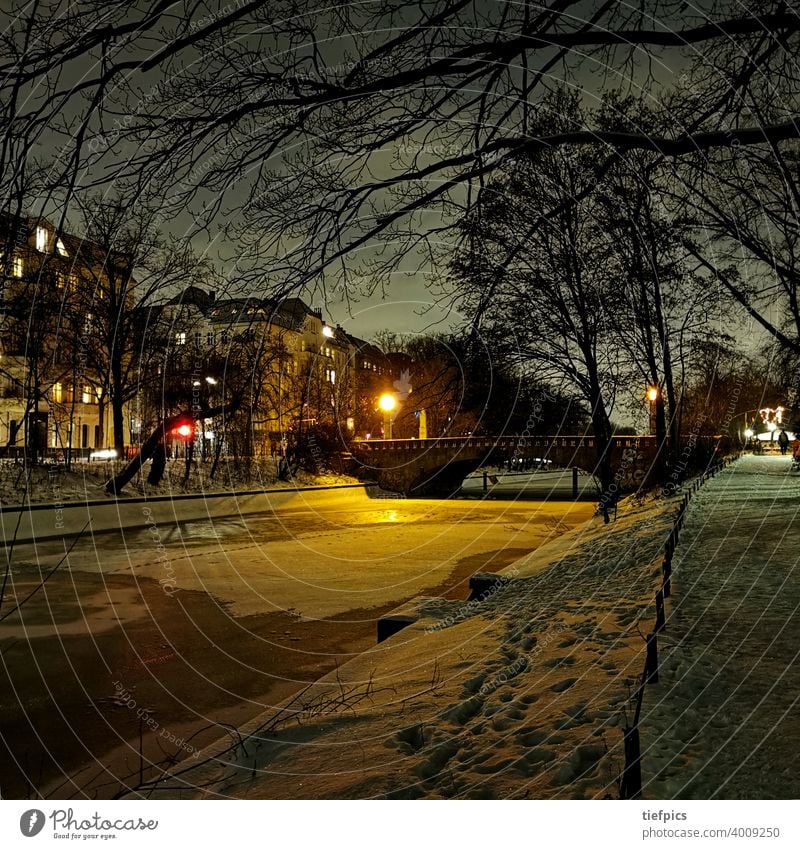 Berliner Landwehrkanal im Winter Thielenbrücke Brücke Nacht Schnee Nachtaufnahme Eis Kreuzberg Neukölln Einsamkeit stumm Grossstadtromantik Sperrung