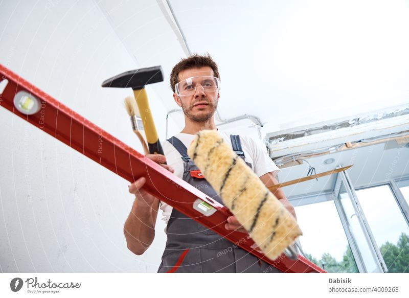 Builder Mann mit Bauwerkzeugen. Reparatur Konzept Renovierung Werkzeug Instrument Gerät Heimwerker Schutz Bauherr Konstruktion männlich Arbeiter schützend