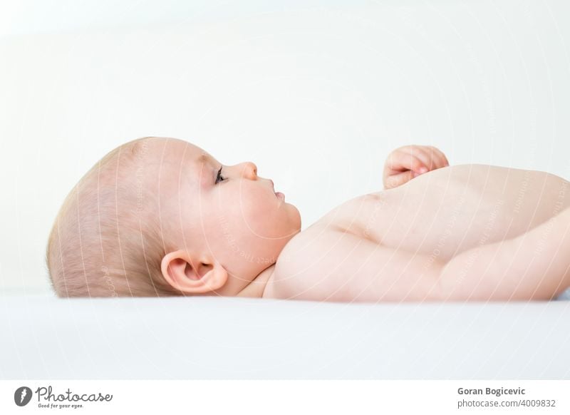 Nettes Baby Mädchen auf dem Bett liegend bezaubernd schön Schönheit Pflege Kaukasier Kind Kindheit niedlich Emotion Ausdruck Auge Gesicht Frau lustig Glück