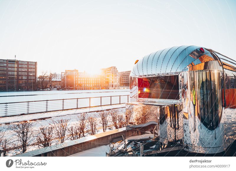 Anhänger im Winter mit Spree im Gegenlicht Mauer Wand trendy Licht Tag Textfreiraum Mitte Außenaufnahme Experiment Textfreiraum oben Berlin Farbfoto