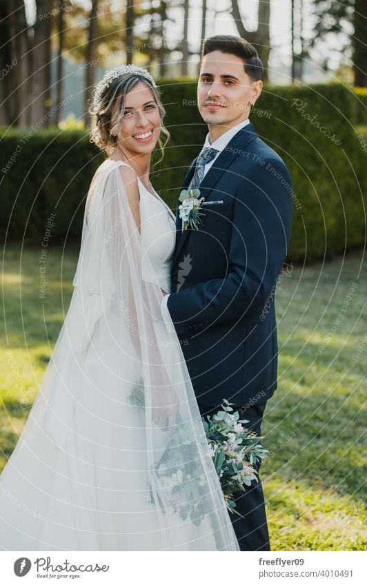 Porträt eines jungen Paares an seinem Hochzeitstag Heirat Engagement Braut Menschen attraktiv Textfreiraum striegeln Baum Natur Außenseite Sonnenlicht Sommer 2