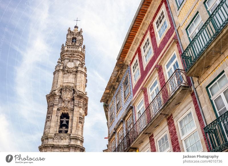Turm der Klerikerkirche und bunte Architektur von Porto, Portugal clerigos Kirche Denkmal Wahrzeichen Haus gotisch Kathedrale Barock Erbe Kultur Religion torre