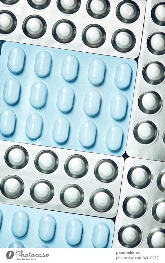 Tabletten und Kapseln Pille in Blisterverpackung in Reihe angeordnet. Medikamente - Tabletten, Pillen in Blisterpackung, Medikamente Medikamente Drogen Medizin